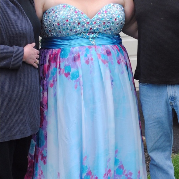 PROM DRESS - Picture 8 of 8